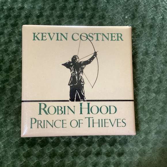 Vintage 1991 Kevin Costner ROBIN HOOD Prince Of Thieves Promo Pinback Pin Button - Picture 1 of 5